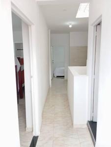 a white room with a sink and a bed at Apartamento central en Cali, Colombia 302 in Cali