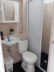 a small bathroom with a toilet and a sink at Apartamento central en Cali, Colombia 302 in Cali