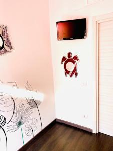 um quarto com uma parede com um escorpião na parede em Casa Incoronata em Campobasso