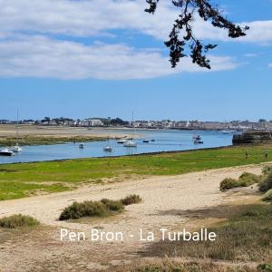 vistas a un río con barcos en el agua en Maison, 2 chambres, 400m de la plage., en La Turballe