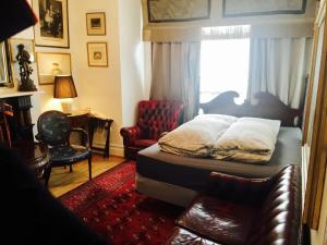 1 dormitorio con cama y ventana en Quality and very good value private accommodation in London close to Notting Hill Zone 2, en Londres