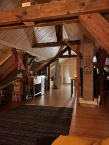 a large living room with wooden ceilings and wooden floors at Mon refuge en Vasgovie in Meisenthal