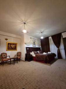 1 dormitorio con 1 cama, mesa y sillas en Apartmani Li, en Livno