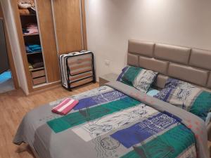 1 dormitorio con cama y armario en Derb Omar,Tram (L1,L2,L3),Parking and wifi gratuit en Casablanca