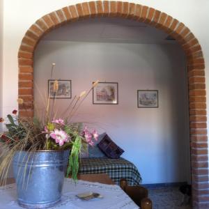 un vase de fleurs sur une table dans une pièce dans l'établissement Cav Costa degli Etruschi, à San Vincenzo