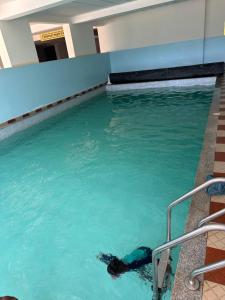 una persona sdraiata in un pozzo d'acqua di Furnished 2 Bedroom Apartment in Lavington Nairobi a Nairobi