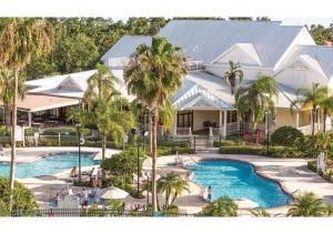 einen Luftblick auf einen Pool mit Palmen des Resorts in der Unterkunft Special Offer! Deluxe 2BR Condo Near Orlando Theme Parks - Disney World - Universal - SeaWorld - Space Center in Orlando