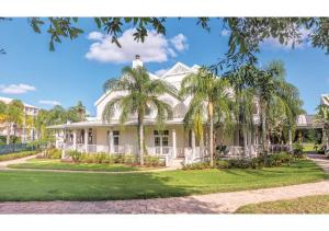ein weißes Haus mit Palmen davor in der Unterkunft Special Offer! Deluxe 2BR Condo Near Orlando Theme Parks - Disney World - Universal - SeaWorld - Space Center in Orlando