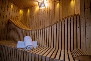 una sauna con 2 toallas y un rollo de toallas en Le Nature - Sauna - Balnéo - Sparoom Sarreguemines en Sarreguemines