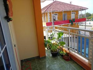 a balcony of a house with plants on it at Alojamiento Casa Luz Cielo in Puerto Colombia