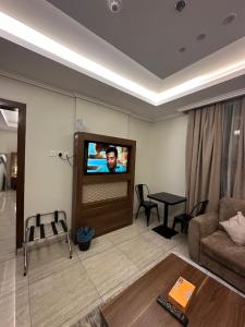 TV o dispositivi per l'intrattenimento presso قصر الذهب للوحدات السكنية المخدومة