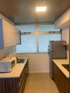 a kitchen with a microwave and a refrigerator at Golf in Rosario