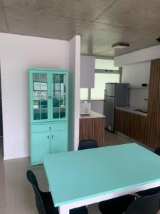 una habitación vacía con una mesa y un armario azul en Golf en Rosario
