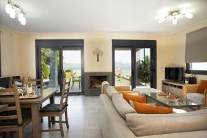 uma sala de estar com um sofá e uma mesa em Villa Aggemari em Apidias Lakos