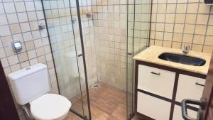 Koupelna v ubytování Suítes Tambaú