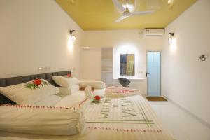 Vegas Thoddoo Maldives في ثودو: غرفة معيشة مع سرير وأريكة