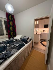 Cet appartement comprend une chambre avec un lit et une cuisine. dans l'établissement Rovio Retrohome, à Jyväskylä