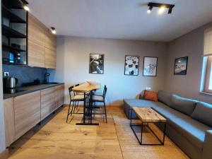 una sala de estar con un sofá y una mesa en Apartment C519 - Aparthotel Vučko Jahorina - Private Host, en Jahorina