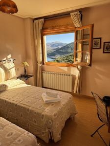 sypialnia z 2 łóżkami i oknem w obiekcie Hotel Pico Espiguete w mieście Alba de los Cardaños