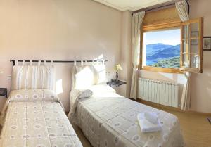 a bedroom with a bed and a window at Hotel Pico Espiguete in Alba de los Cardaños