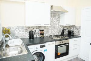 Η κουζίνα ή μικρή κουζίνα στο Modern Retreat Central Location Close to The City