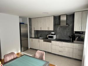 Apartman PEPI في زغرب: مطبخ مع طاولة وكراسي وميكروويف