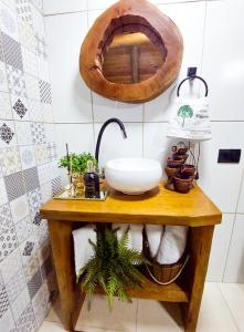 bagno con tavolo in legno e lavandino di Alto da Araucária - Serra Catarinense a Bom Retiro