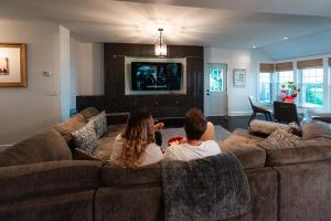 صورة لـ Hamilton's Beach House Stunning Lake Views! Modern Open concept HotTub,firepit, 3BR في هاميلتون +57 صورة