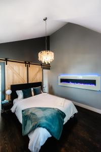 صورة لـ Hamilton's Beach House Stunning Lake Views! Modern Open concept HotTub,firepit, 3BR في هاميلتون