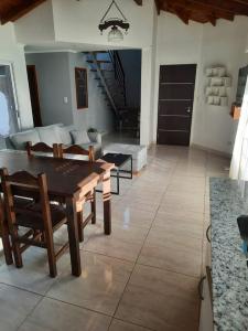 ein Wohnzimmer mit einem Tisch und einem Sofa in der Unterkunft Necochea-Casa para hasta 4 personas! in Necochea