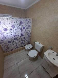 uma casa de banho com um WC e um lavatório em Necochea-Casa para hasta 4 personas! em Necochea
