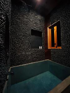 een badkamer met een groen bad in een kamer bij Casa Ágata in Brisas de Zicatela