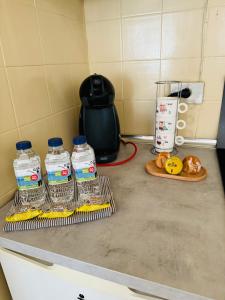 um balcão de cozinha com garrafas de água e um liquidificador em Loft Azom em Vigo