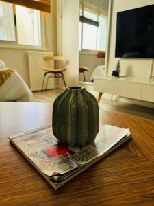 um vaso verde em cima de uma mesa em Loft Azom em Vigo