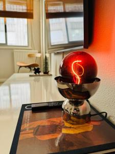 uma bola vermelha com um sinal de dólar sobre uma mesa em Loft Azom em Vigo