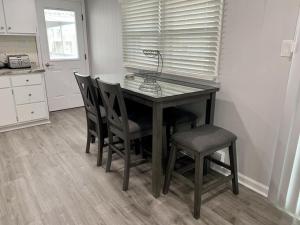 uma mesa de jantar e cadeiras numa cozinha em Newly Renovated Ocean Block Duplex Located In The Heart Of Surf City, em Surf City