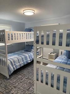1 Schlafzimmer mit 2 Etagenbetten in einem Zimmer in der Unterkunft Newly Renovated Ocean Block Duplex Located In The Heart Of Surf City, in Surf City