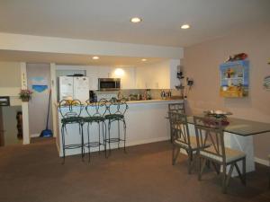 Η κουζίνα ή μικρή κουζίνα στο 3 Bedroom 2 Bath Fishery Condo Located On The Ocean Front In Ship Bottom,