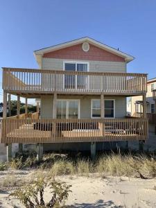 een groot huis met een groot terras op het strand bij Ocean Front Beach Haven Crest in Beach Haven Crest