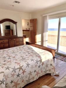een slaapkamer met een bed en uitzicht op de oceaan bij Ocean Front Beach Haven Crest in Beach Haven Crest