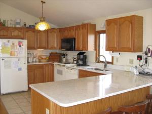 Η κουζίνα ή μικρή κουζίνα στο Large Home Located On The Ocean Block In Surf City Just 100 From The Beach