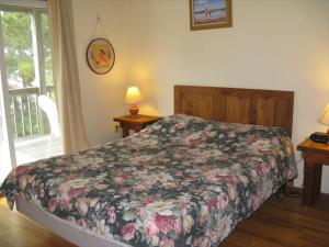 Ένα ή περισσότερα κρεβάτια σε δωμάτιο στο Large Home Located On The Ocean Block In Surf City Just 100 From The Beach
