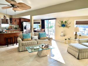 uma sala de estar com dois sofás e uma mesa em 2023 Rental Available For Your Vacation Pleasure, All The Comforts You Could Imagine, Great Location! em Manahawkin