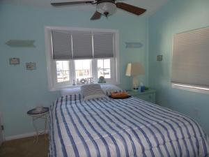um quarto com uma cama, uma ventoinha de tecto e 2 janelas em 2023 Rental Available For Your Vacation Pleasure, All The Comforts You Could Imagine, Great Location! em Manahawkin