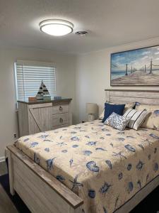 Cama o camas de una habitación en Newly Renovated Duplex Located On The Ocean Block In The Heart Of Surf City,