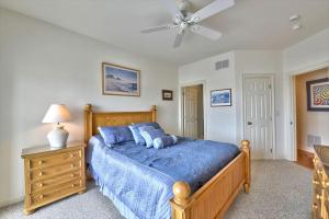 een slaapkamer met een bed en een plafondventilator bij Spectacular Views Surf City Ocean Front With 6 Bedrooms, Great Beach!! in Surf City