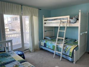 Fotografie z fotogalerie ubytování Well Appointed 5 Bedroom 35 Bath In Ship Bottom Located 6 Homes To The Beach v destinaci Ship Bottom