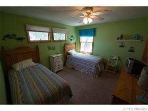 - une chambre avec 2 lits et un ventilateur de plafond dans l'établissement 5393 Shingle, à Beach Haven