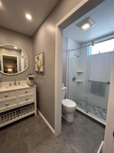 Ένα μπάνιο στο Beautiful Townhome Located Near The Beach In Beach Haven,