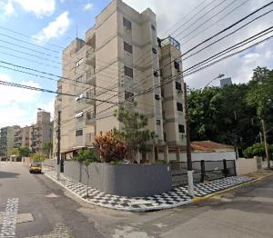 um edifício ao lado de uma rua em Apto 2 quadras da Praia do Tombo no Guarujá